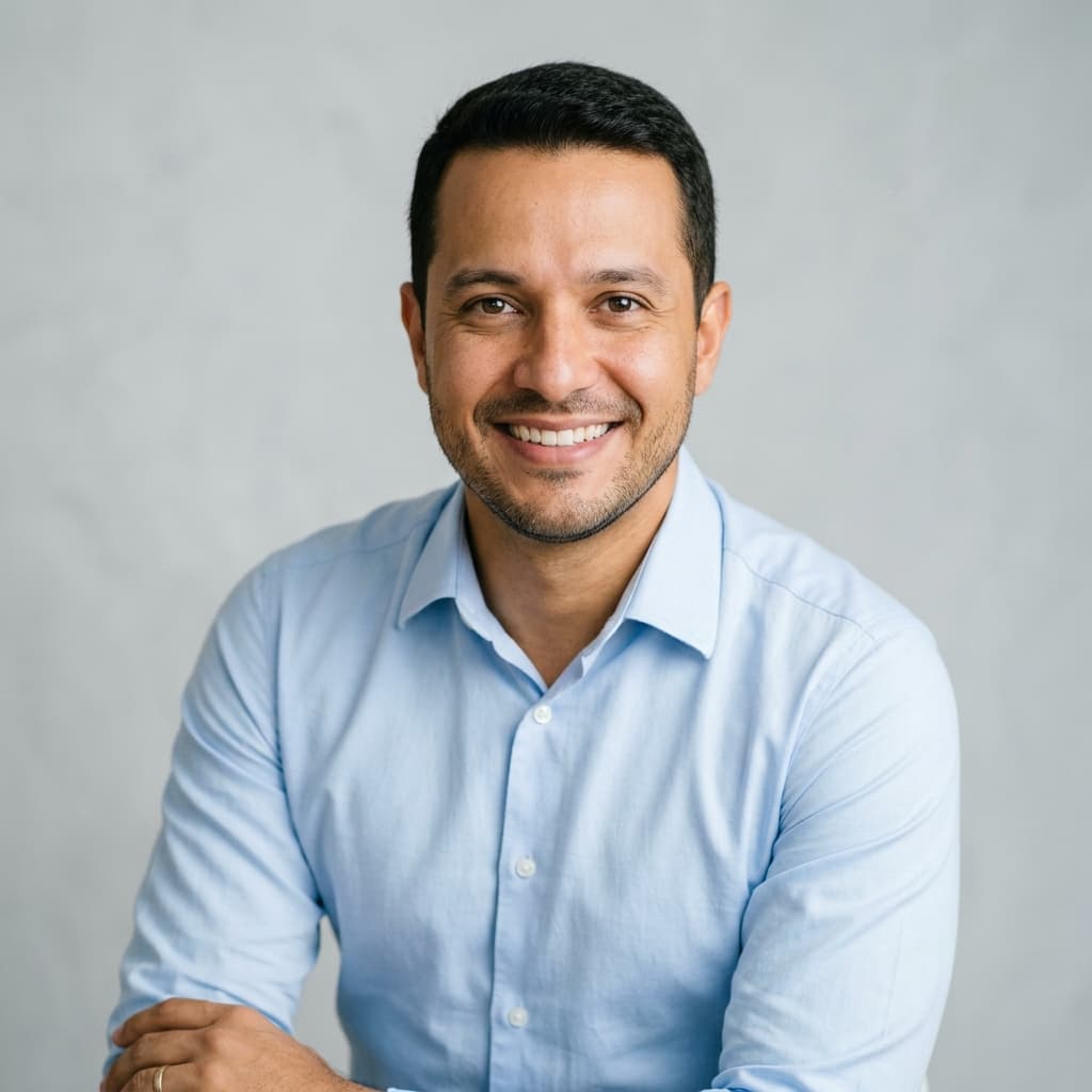 Consultor especializado em Minha Casa Minha Vida atendendo uma família